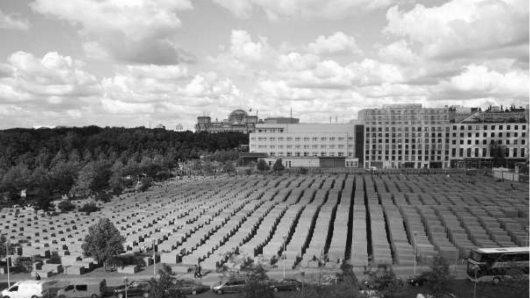 Holocaust-Mahnmal mit vielen Stelen in Berlin.